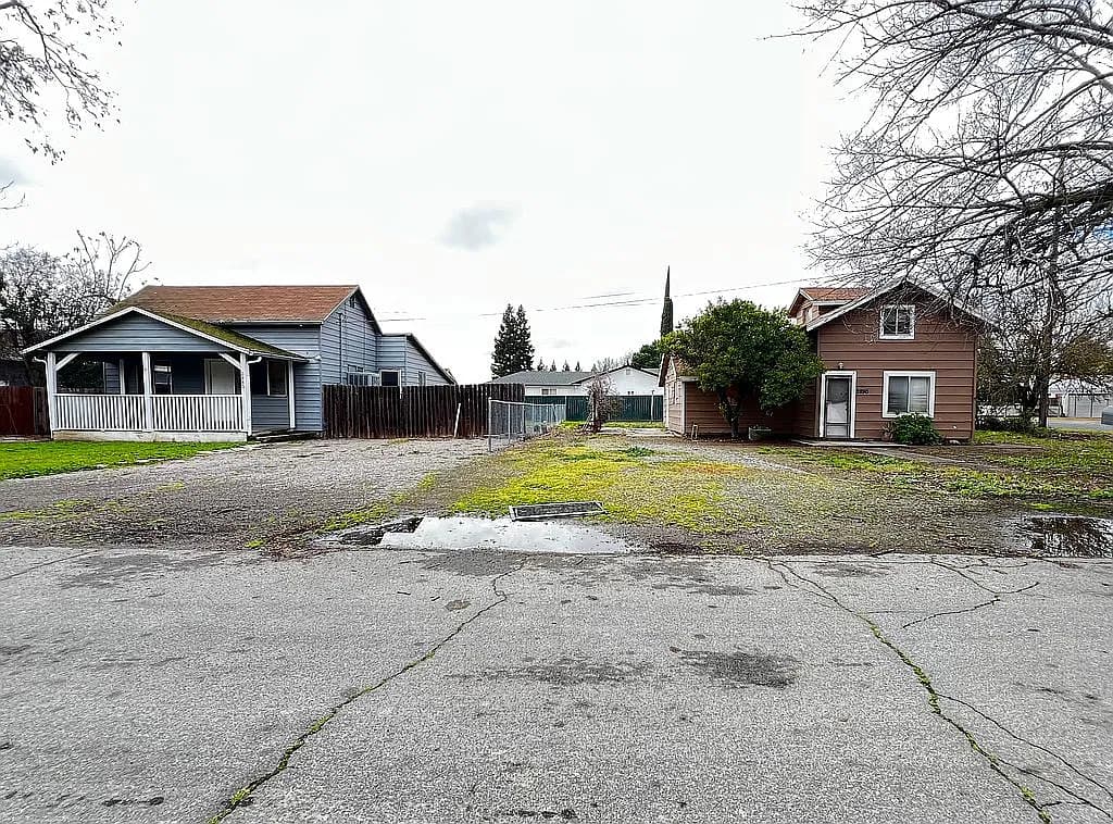 2880 Elm St — exterior photo