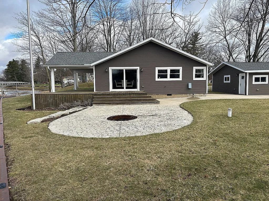 5458 Oakridge Dr — exterior photo