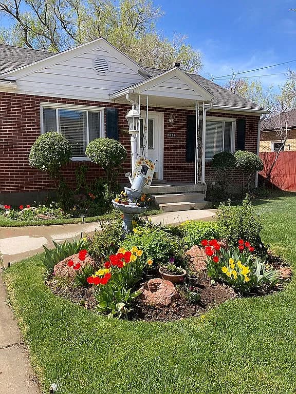 2836 S Kenwood St — exterior photo