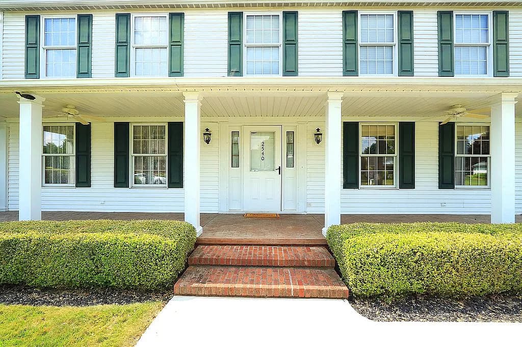 2540 Meadow Rd — exterior photo