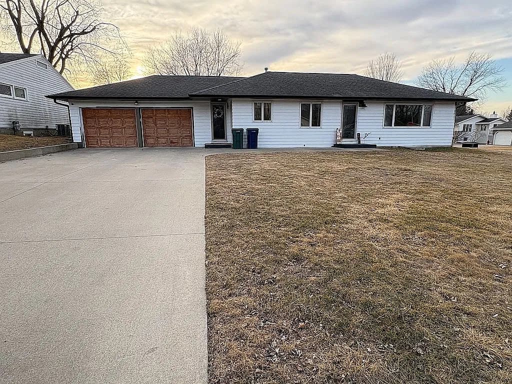 204 Iowa Ave SW — exterior photo