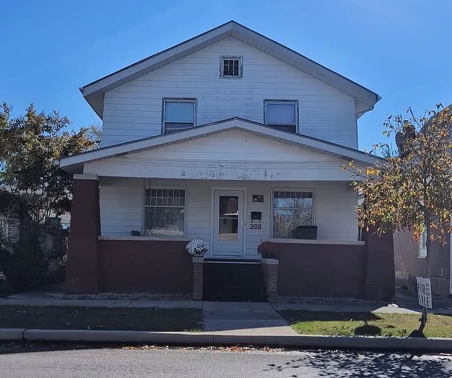 206 N High St — exterior photo