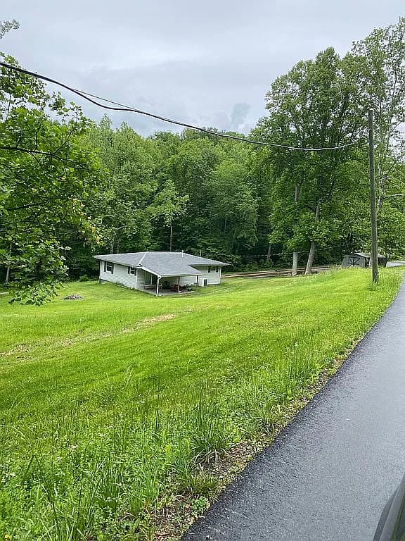 635 Boyce Rd — exterior photo