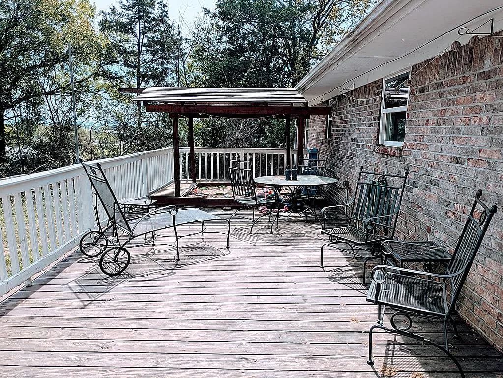 102 Lee St — exterior photo