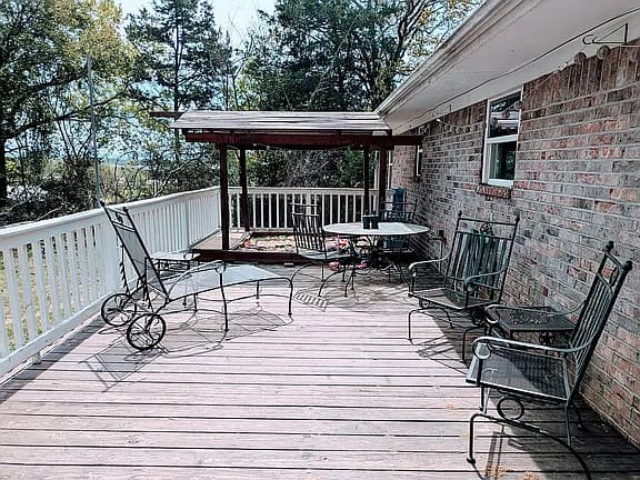 102 Lee St — exterior photo
