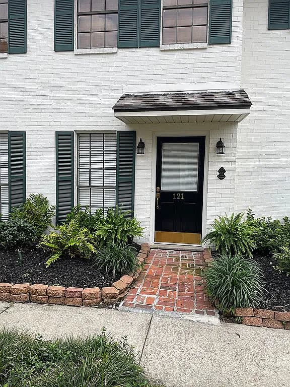 305 Halcott St #121 — exterior photo