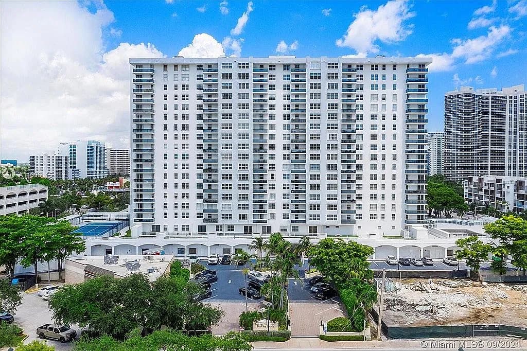 3015 N Ocean Blvd APT 3I — exterior photo
