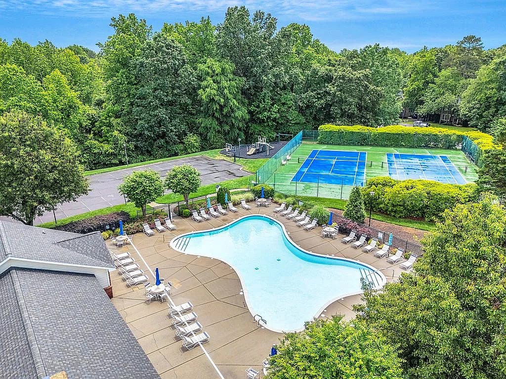 1121 Deep Hollow Ct — exterior photo
