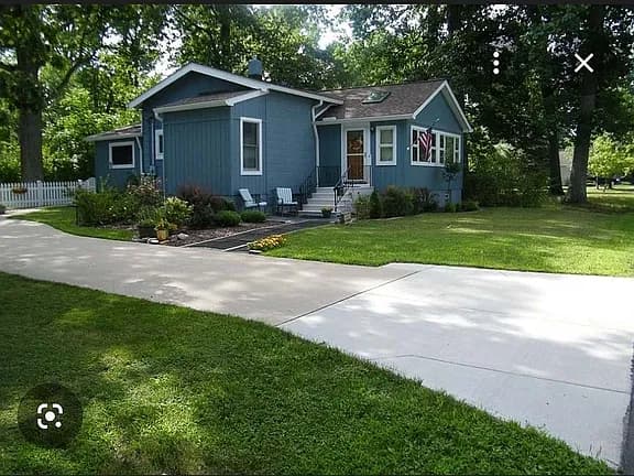 233 S Point Dr — exterior photo