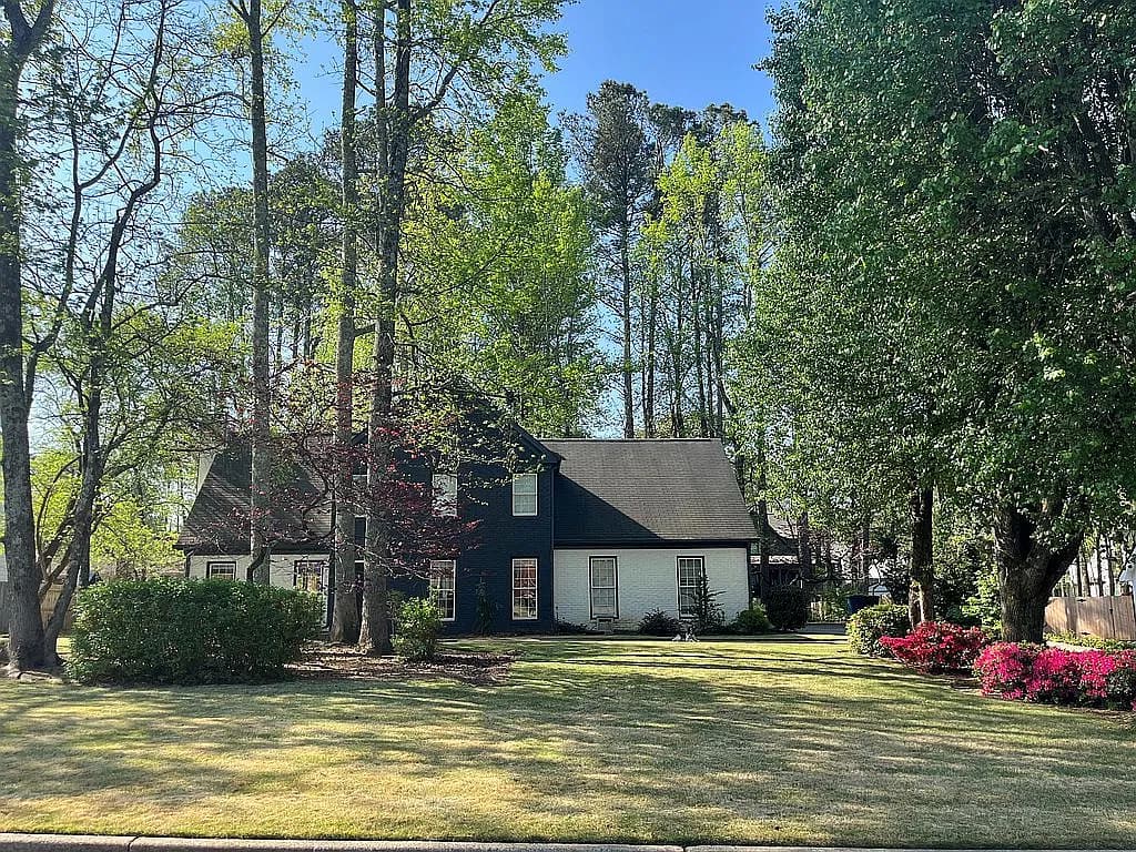 5570 Surrey Ct — exterior photo