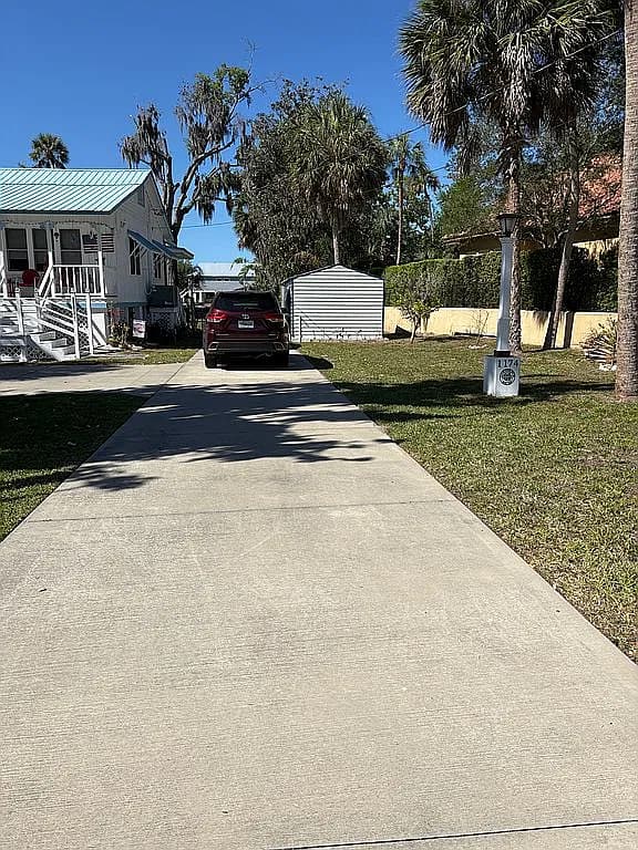 1174 SE Kings Bay Dr — exterior photo