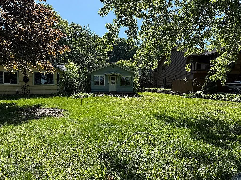 3051 Julia Way — exterior photo