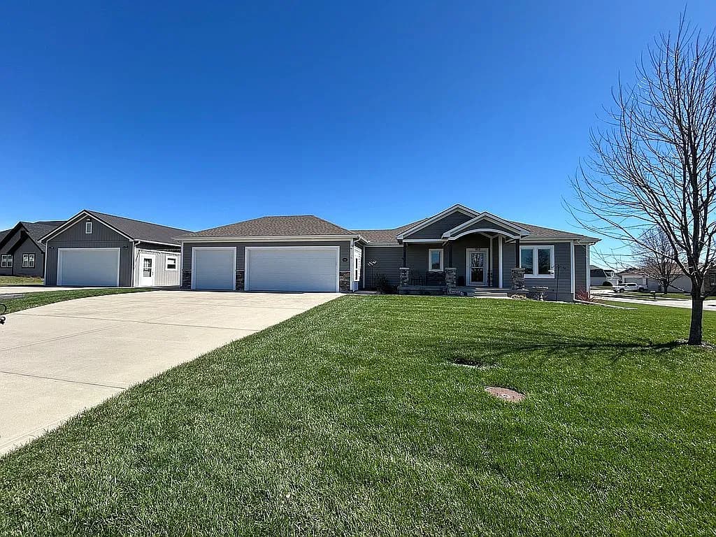 903 Cedar Ct — exterior photo