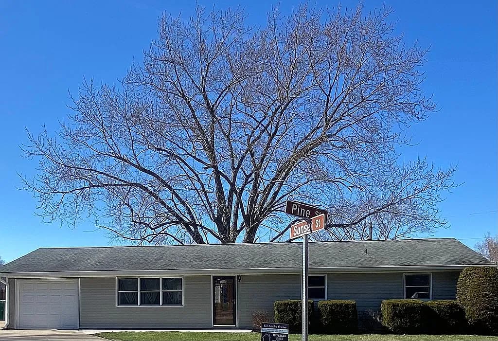 504 S Pine St — exterior photo