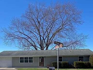504 S Pine St — exterior photo
