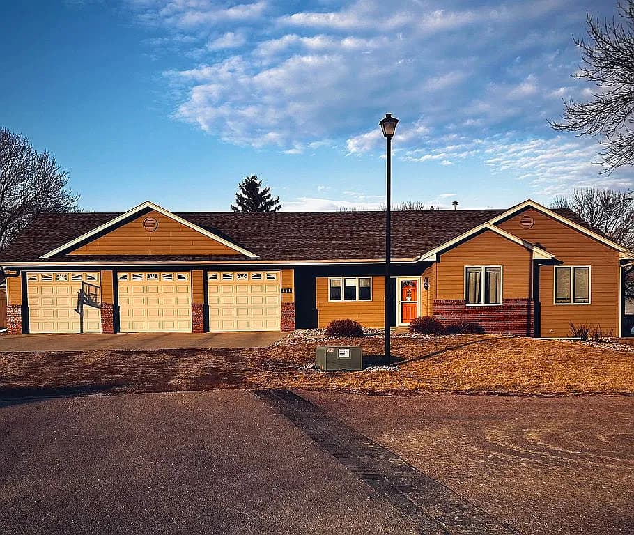 811 Southview Dr — exterior photo