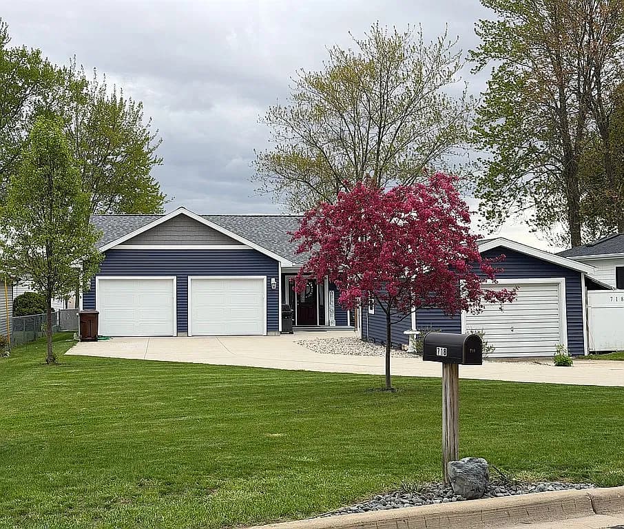 718 Lakeview Dr — exterior photo
