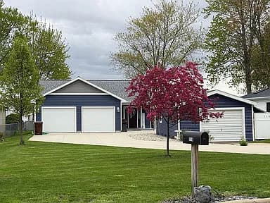 718 Lakeview Dr — exterior photo