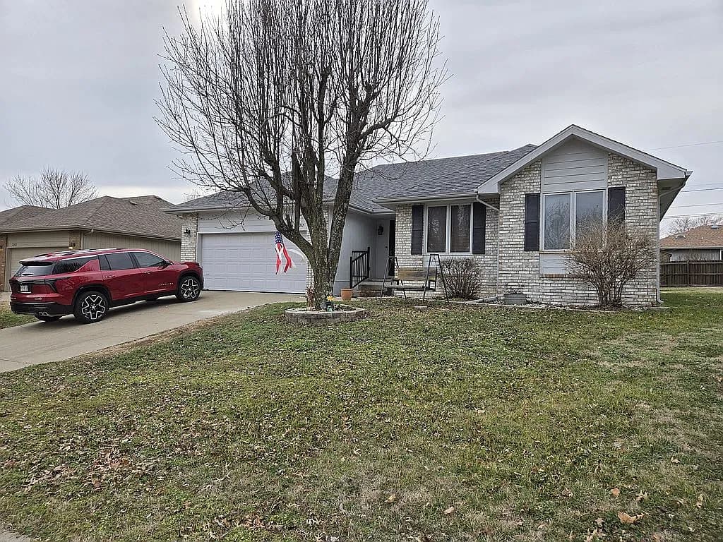 3237 S Nettleton Ave — exterior photo