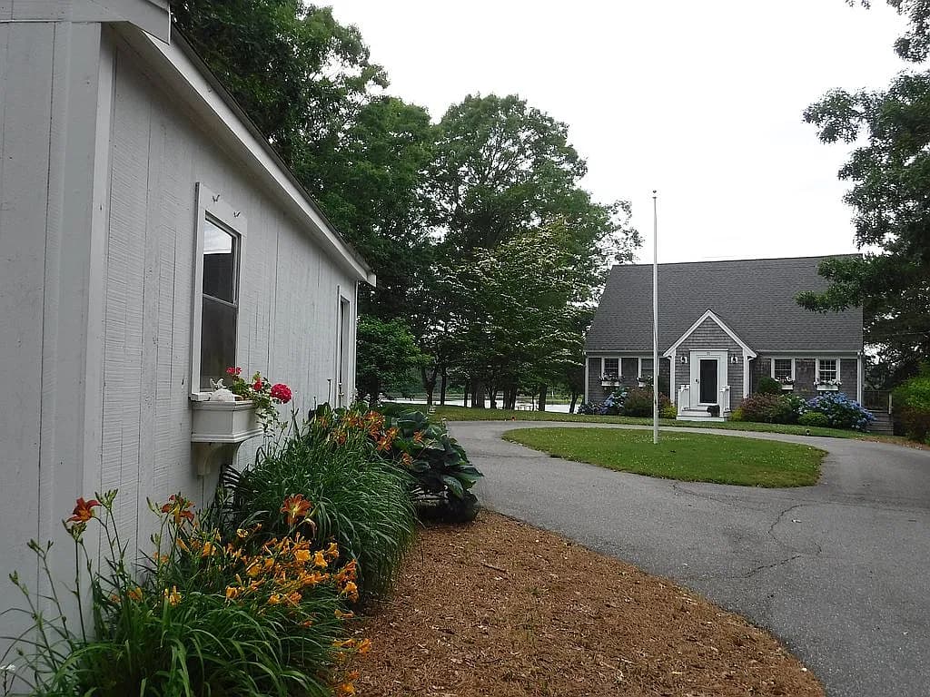 31 Albion Way — exterior photo