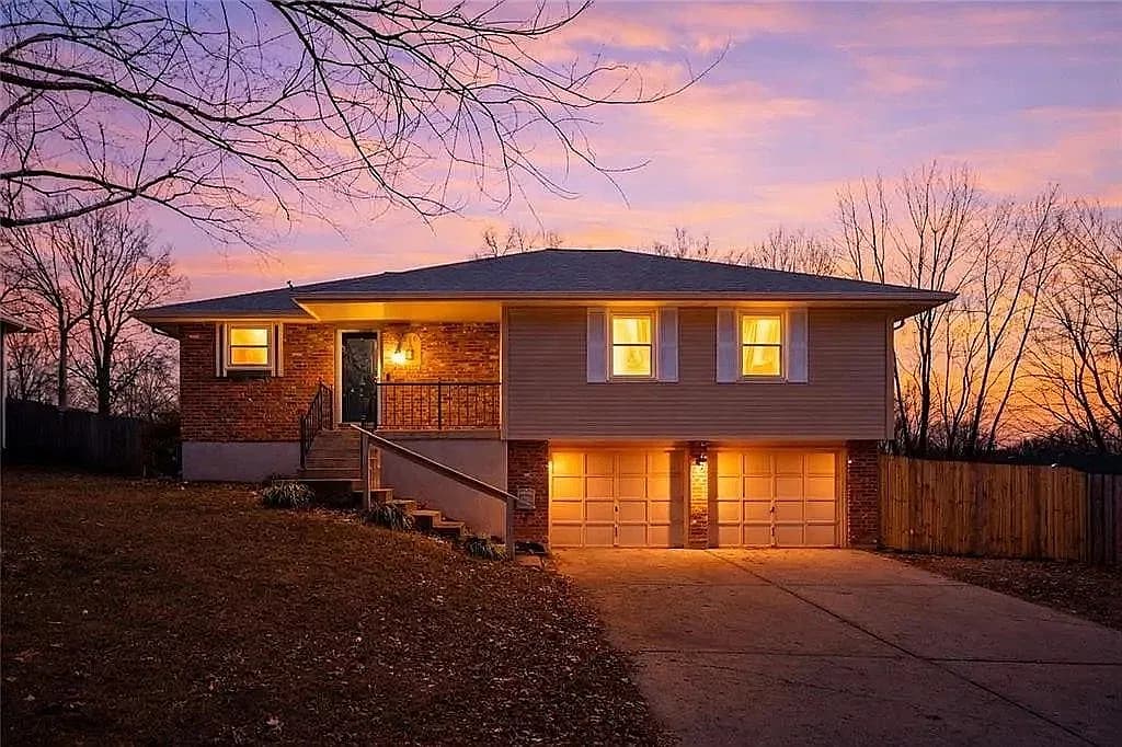 310 SE Shamrock Ln — exterior photo