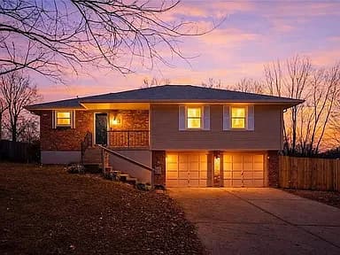 310 SE Shamrock Ln — exterior photo