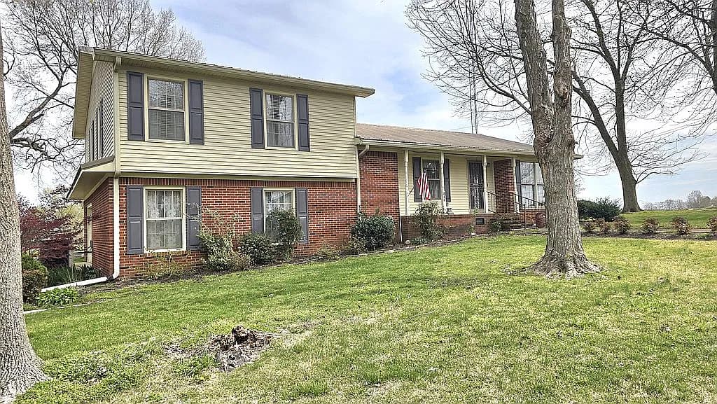 404 Callis Dr — exterior photo
