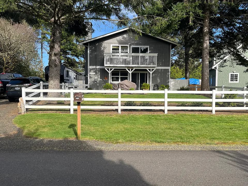 102 N Narwhal Loop NW — exterior photo