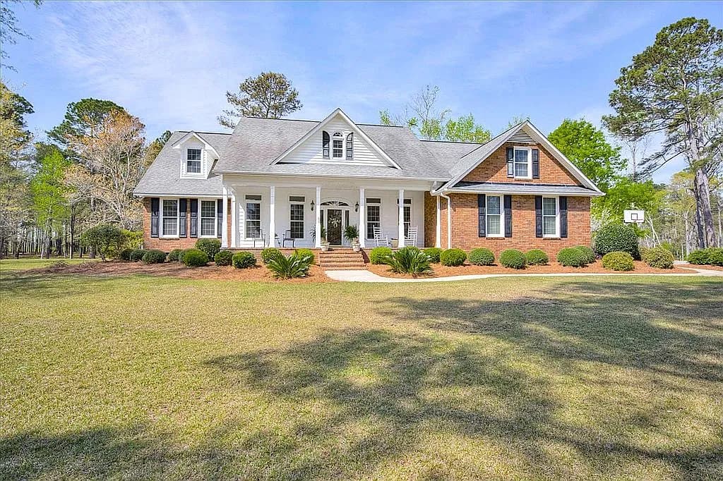 1490 Country Club Cir — exterior photo