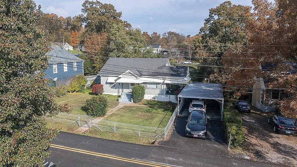 252 Warren St — exterior photo