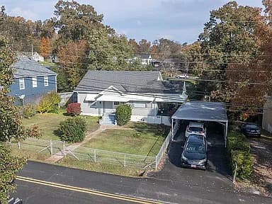 252 Warren St — exterior photo