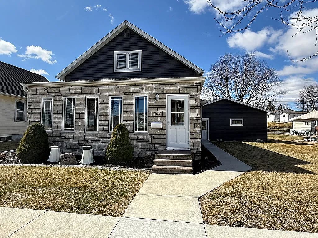 204 S 4th St — exterior photo