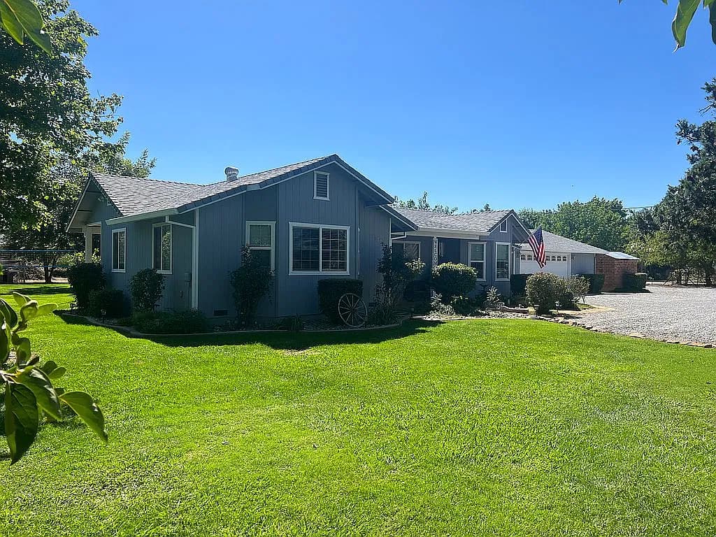 17085 Palm Ave — exterior photo