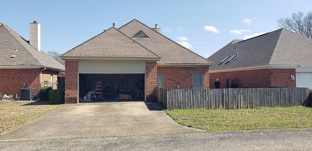 144 Charleston Ct N — exterior photo