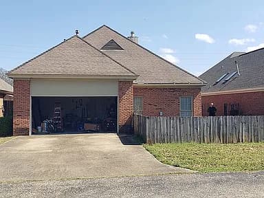 144 Charleston Ct N — exterior photo
