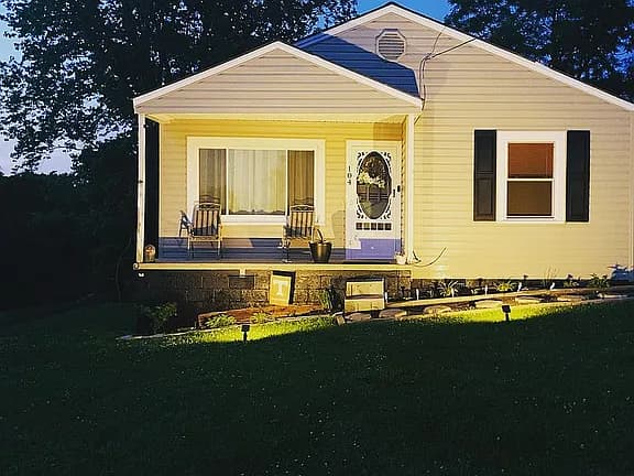 104 Curtis St — exterior photo