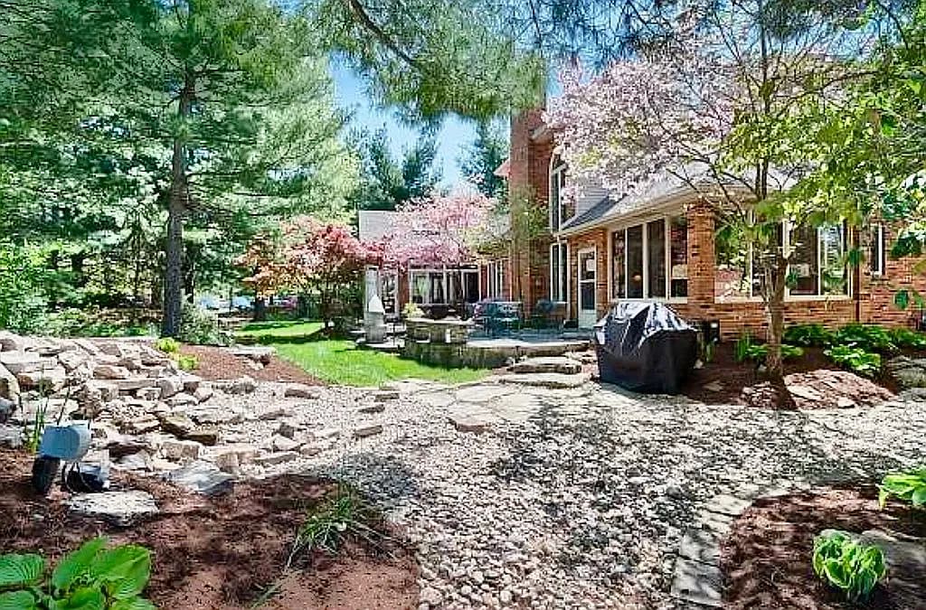 2 Pine Hollow Ct — exterior photo