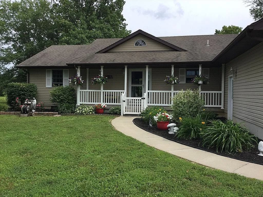 5360 NE 651st Rd — exterior photo