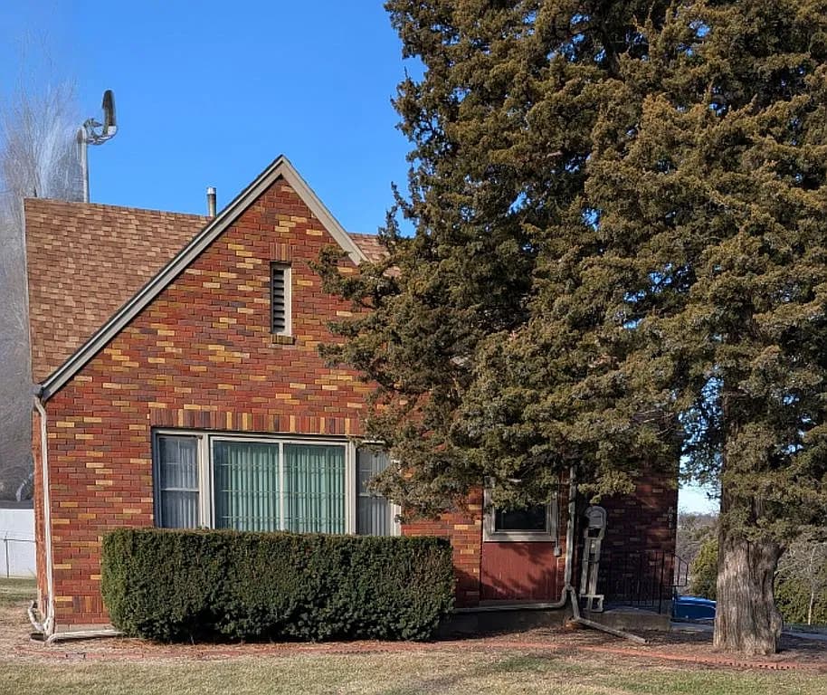 2221 Carter Rd — exterior photo