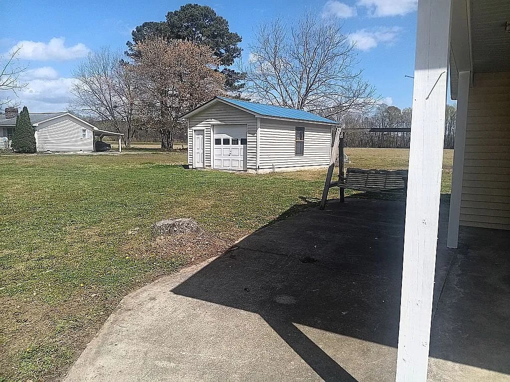 350 Roberson Rd — exterior photo