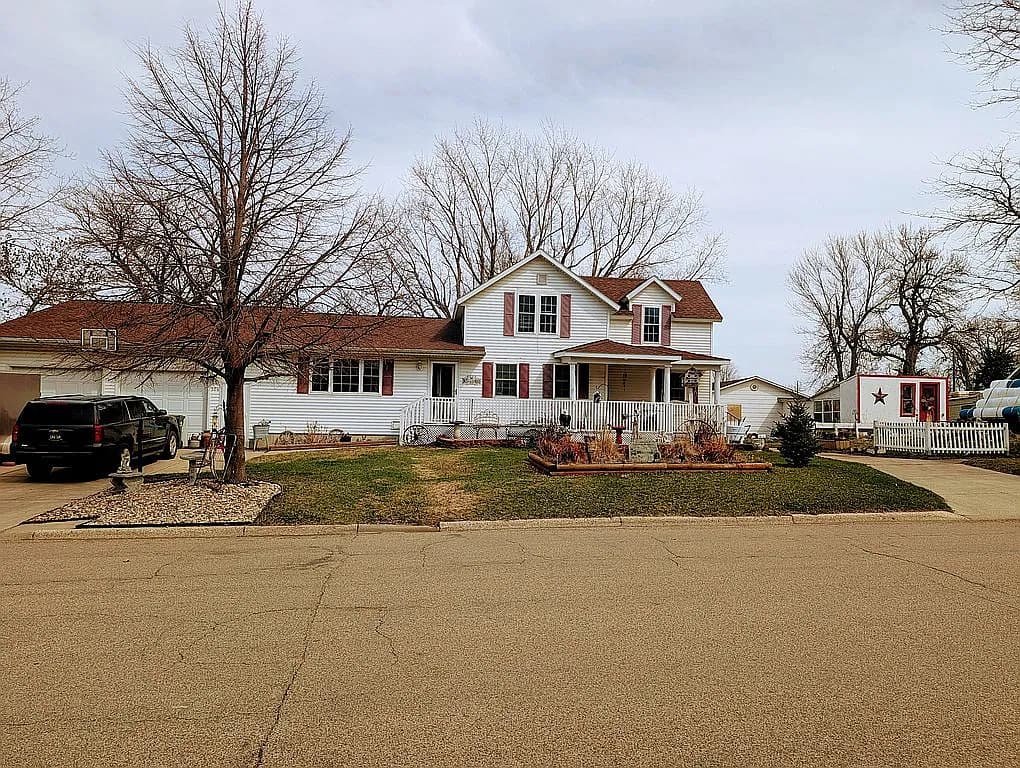 104 Indiana Ave — exterior photo