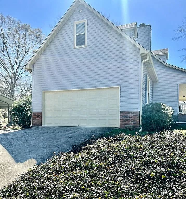 901 Tripp St — exterior photo