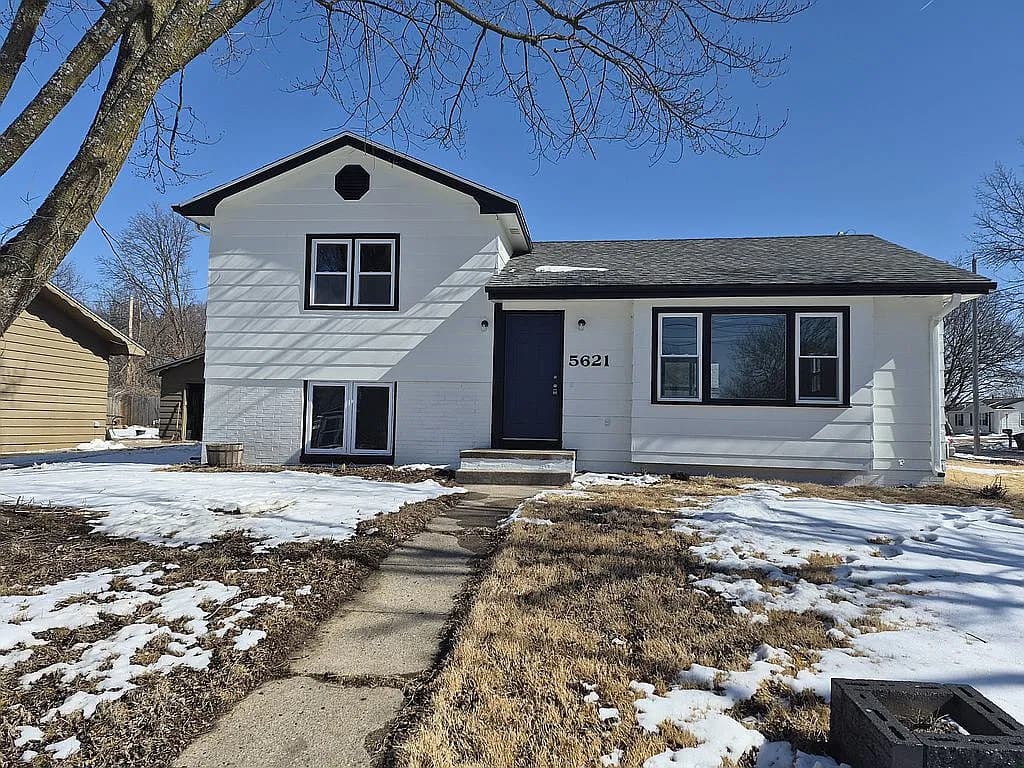 5621 SE 8th St — exterior photo