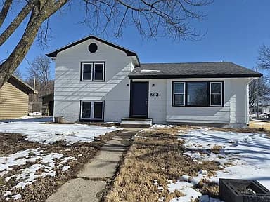 5621 SE 8th St — exterior photo