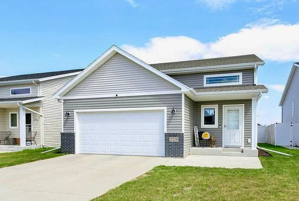 2729 Divide St W — exterior photo