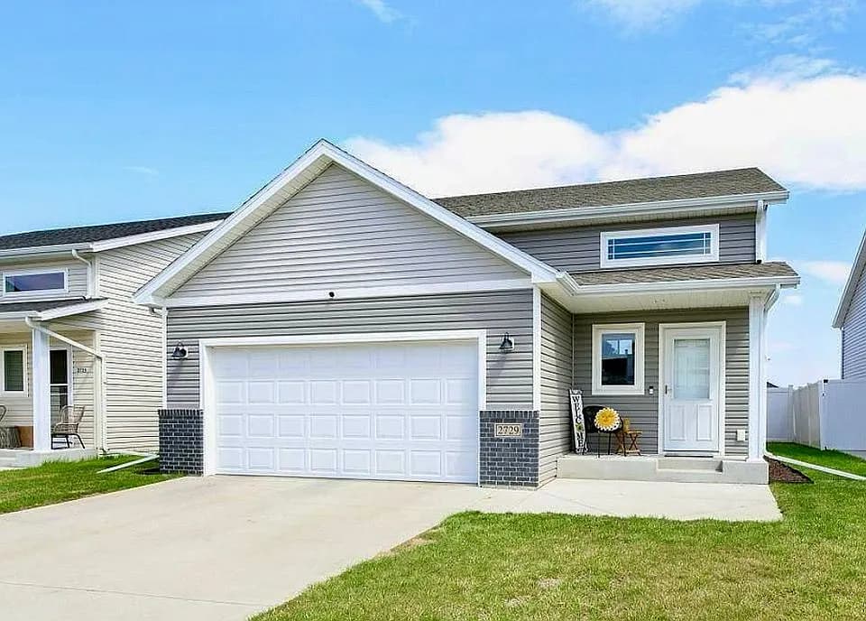 2729 Divide St W — exterior photo