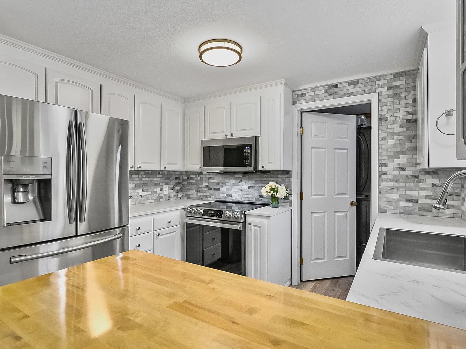 341 S Lewis St — exterior photo
