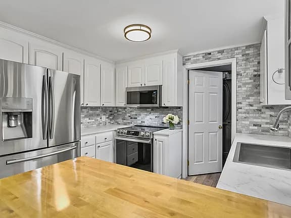 341 S Lewis St — exterior photo
