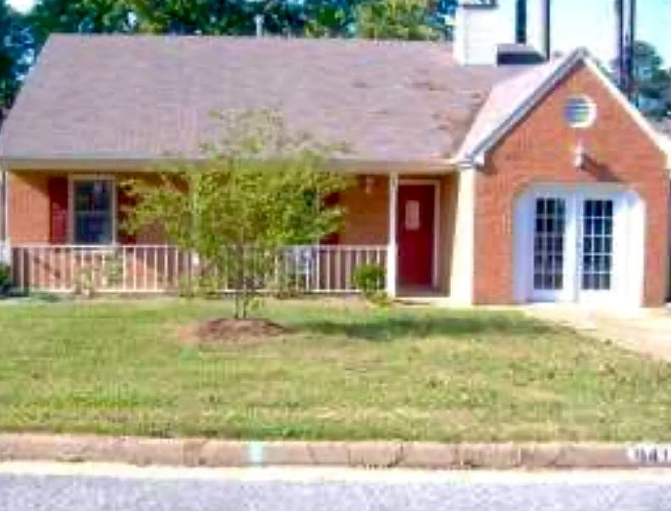 941 Coach Trl — exterior photo