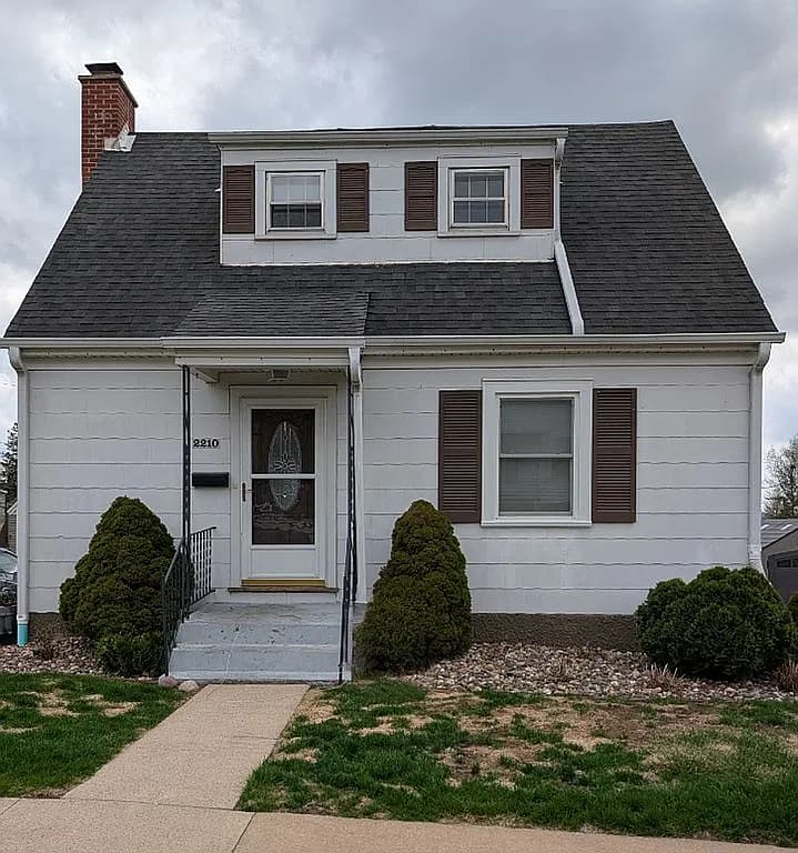 2210 W 3rd St — exterior photo